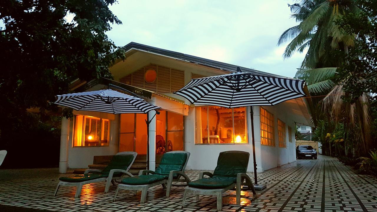 White House, Batangas Lian Exterior foto